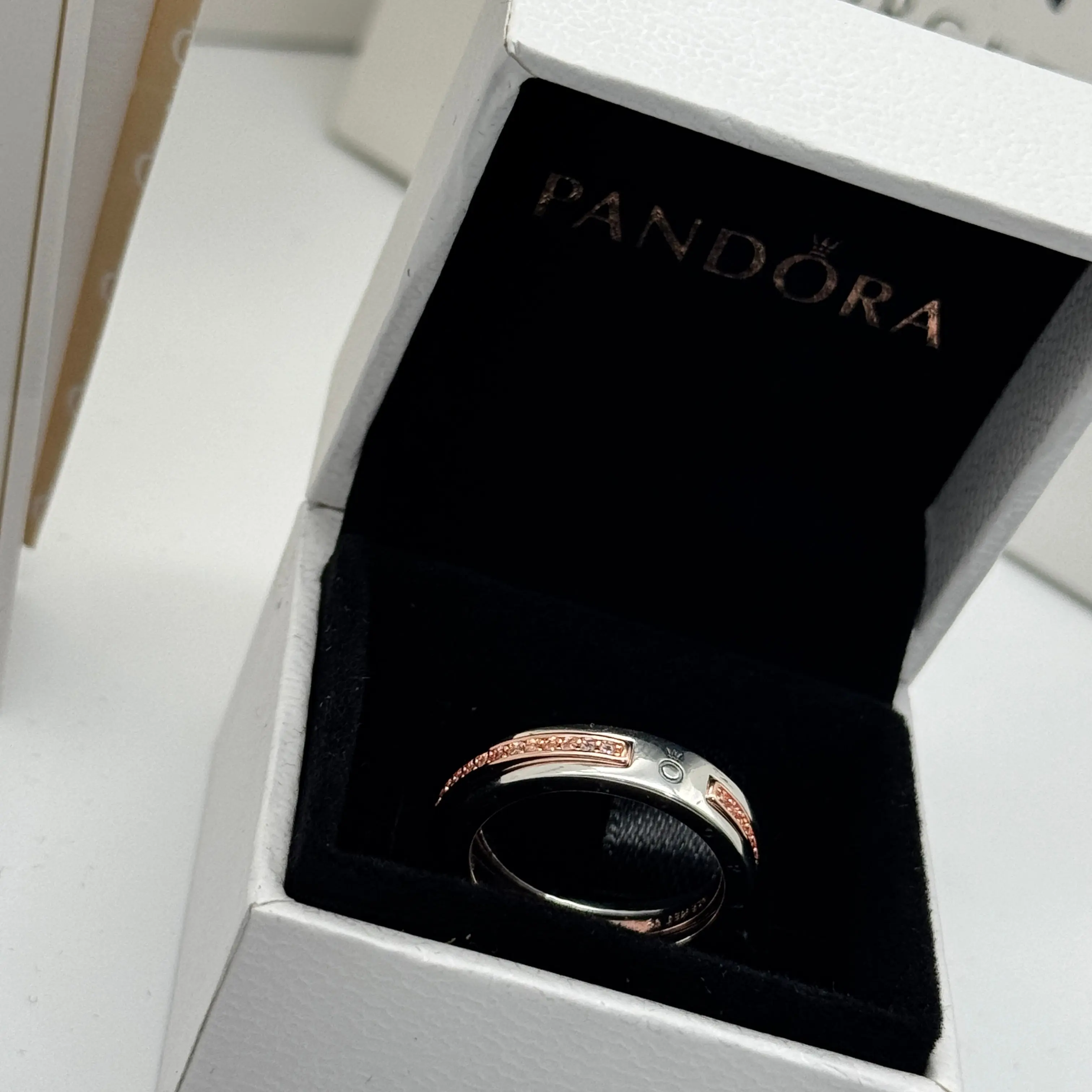 ANILLO LOGO Y PAVE 2 TONOS SIGNATURE PANDORA + KIT DE REGALO - Image 3