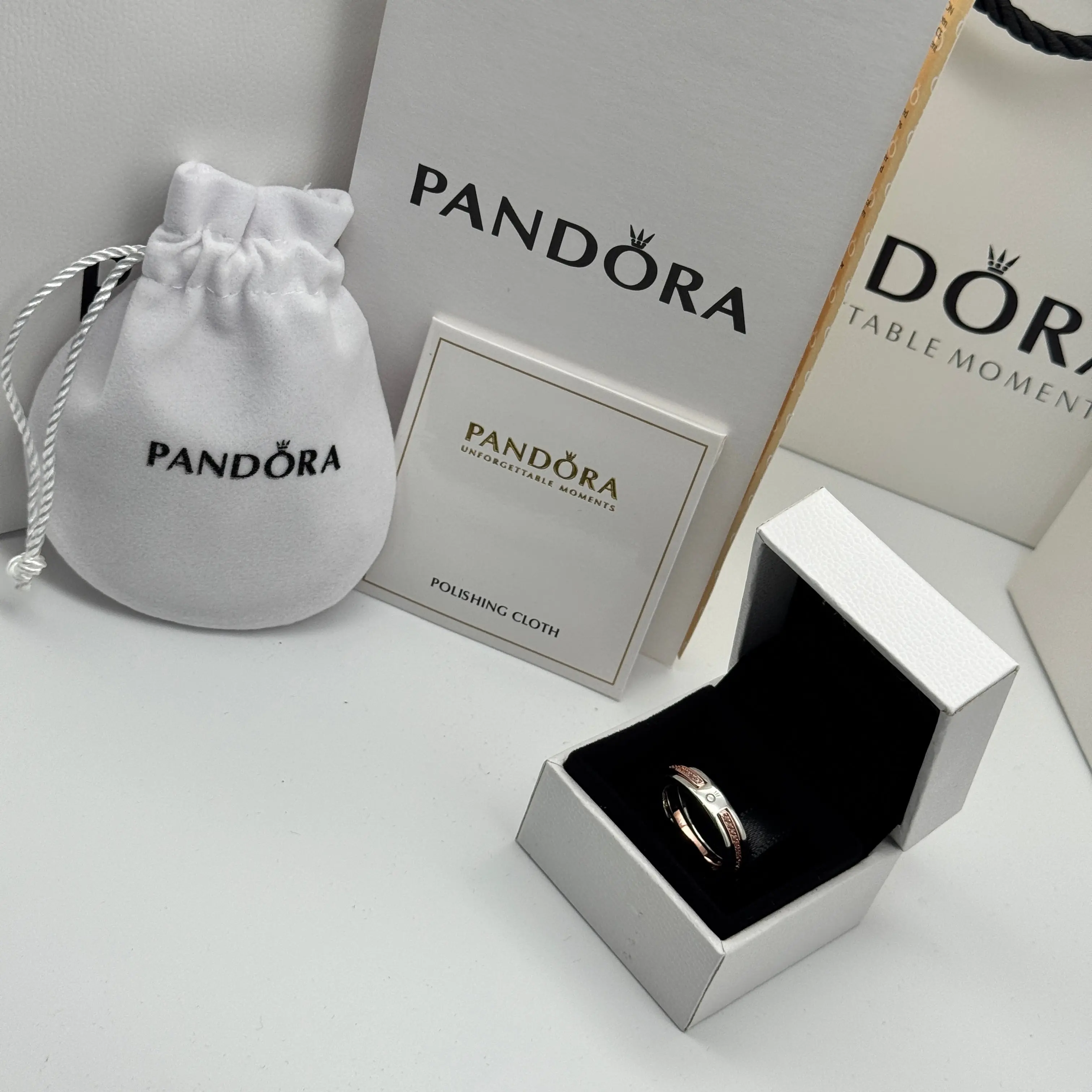 ANILLO LOGO Y PAVE 2 TONOS SIGNATURE PANDORA + KIT DE REGALO - Image 4