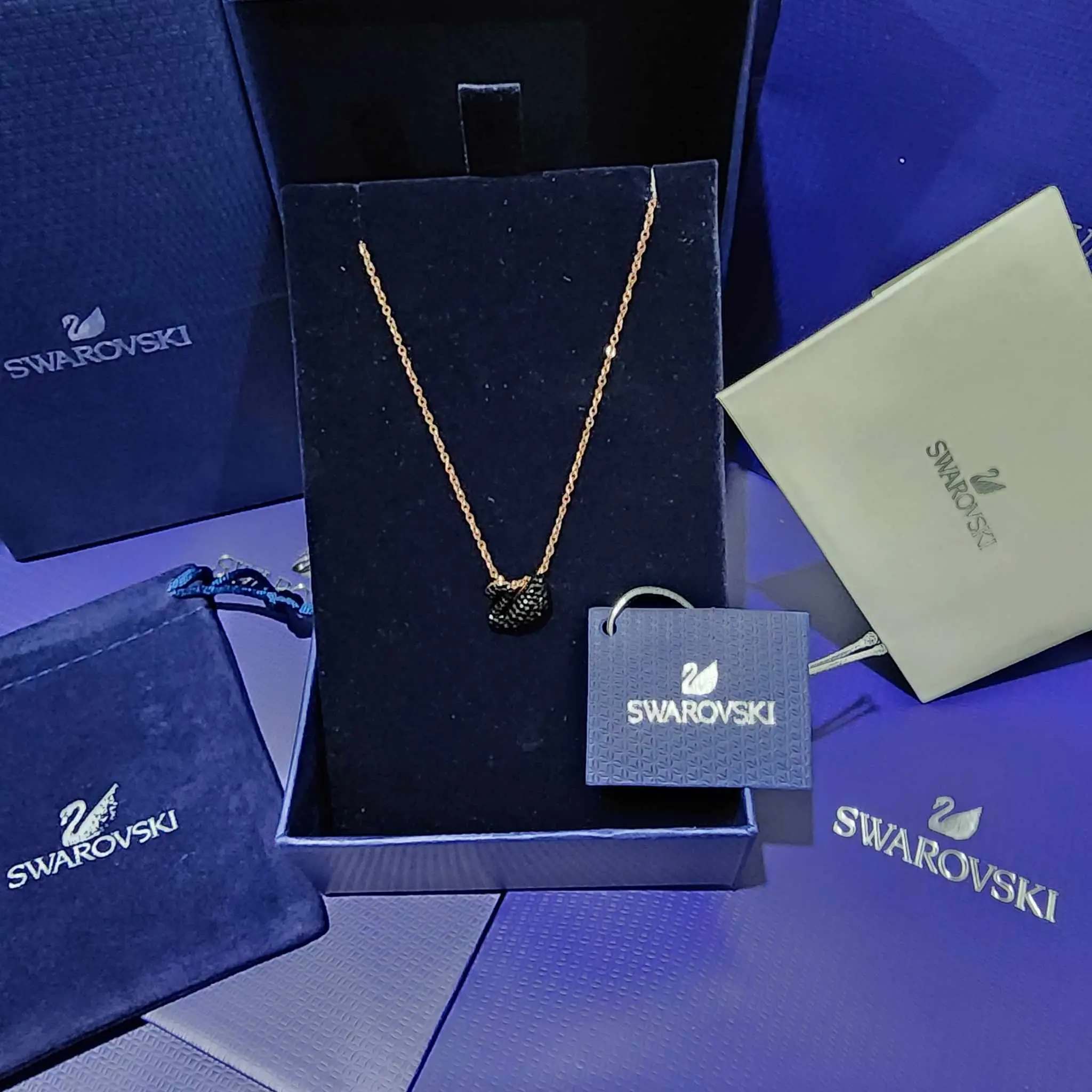 Collar Cisne Negro Iconic Swan De Swarovski + Kit De Regalo - Image 3