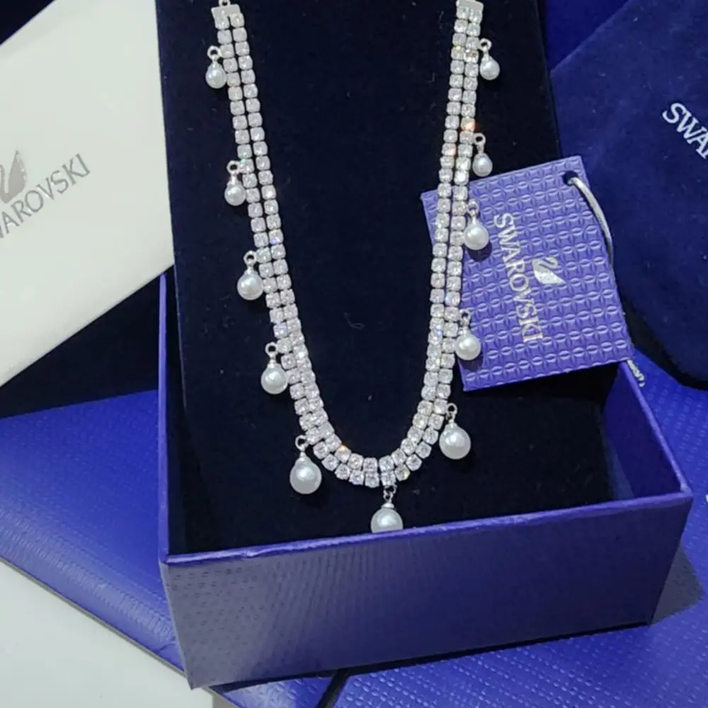 COLLAR GARGANTILLA SWAROVSKI ARIANA GRANDE PERLA DE CRISTAL TALLA REDONDA + ACCESORIOS - Image 2