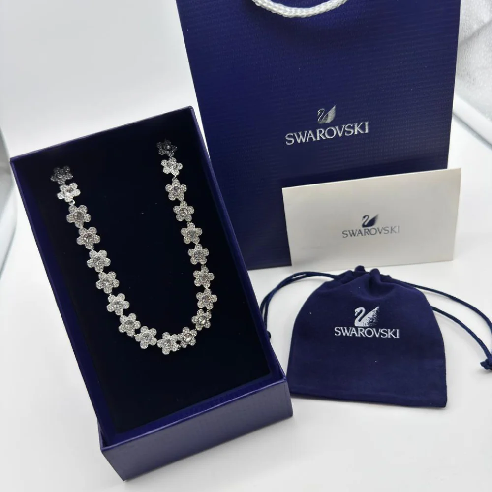 COLLAR SWAROVSKI FLORES BLANCAS ARIANA GRANDE + KIT DE REGALO - Image 4