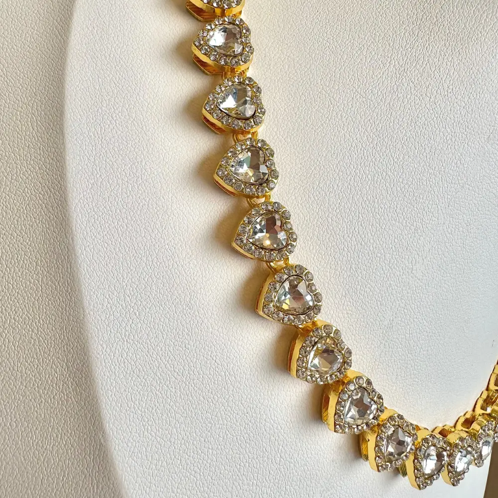 COLLAR SWAROVSKI TENIS DORADO ORO CORAZONES BLANCOS ARIANA GRANDE + KIT DE REGALO - Image 3