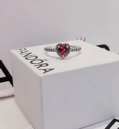 SET CONJUNTO COLLAR + ANILLO + ARETE CORAZÓN ELEVADO ROJO PANDORA - Image 3