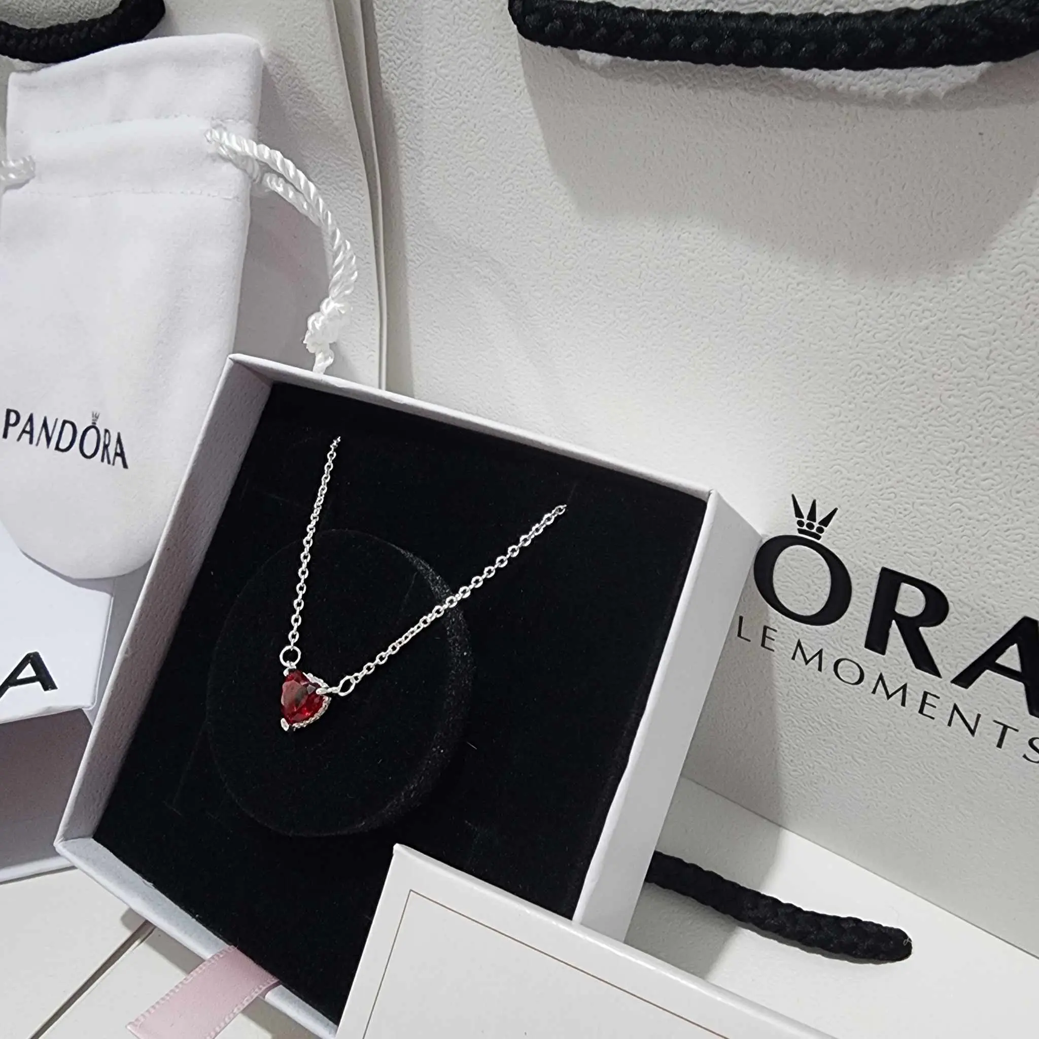SET CONJUNTO COLLAR + ANILLO + ARETE CORAZÓN ELEVADO ROJO PANDORA - Image 4