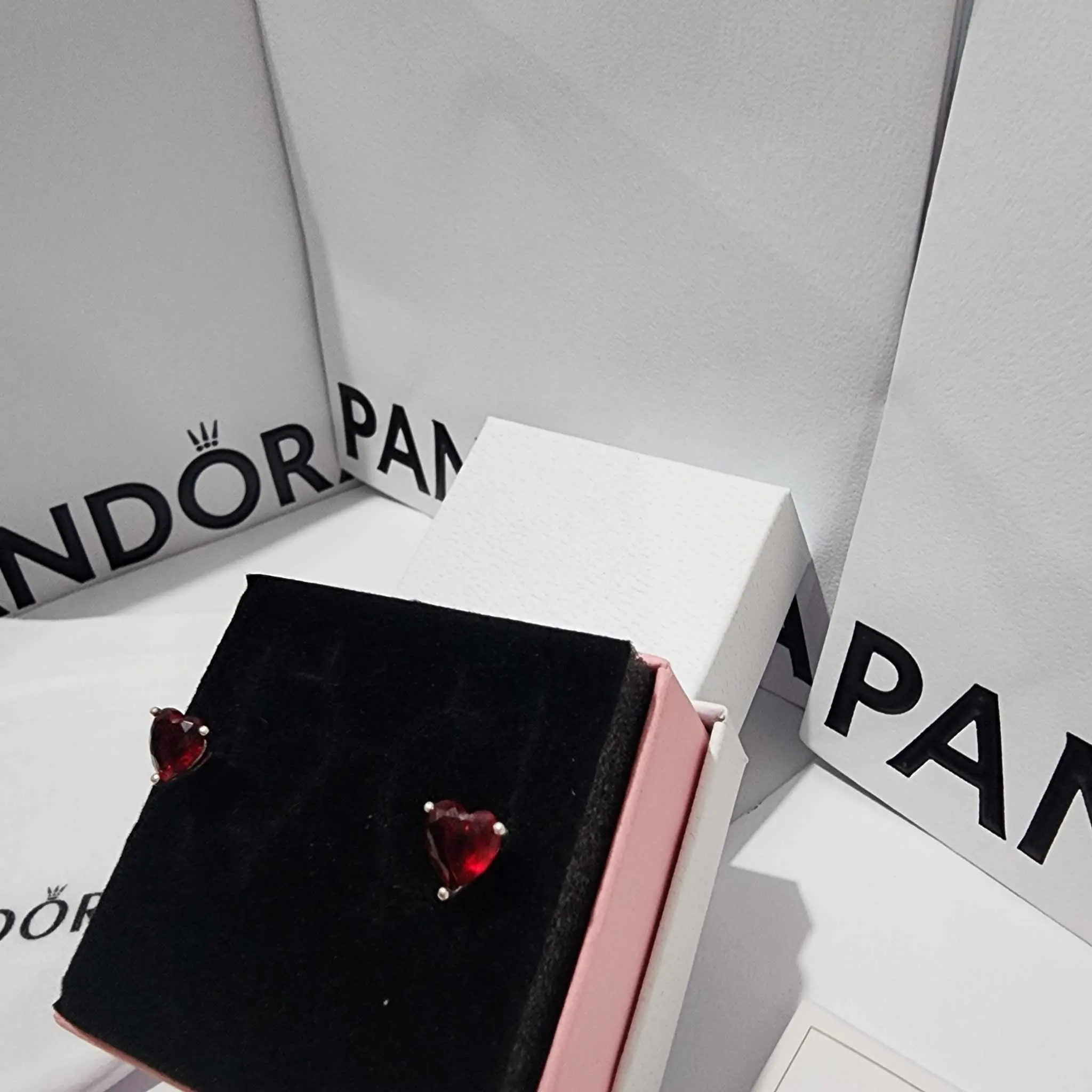SET CONJUNTO COLLAR + ANILLO + ARETE CORAZÓN ELEVADO ROJO PANDORA - Image 5