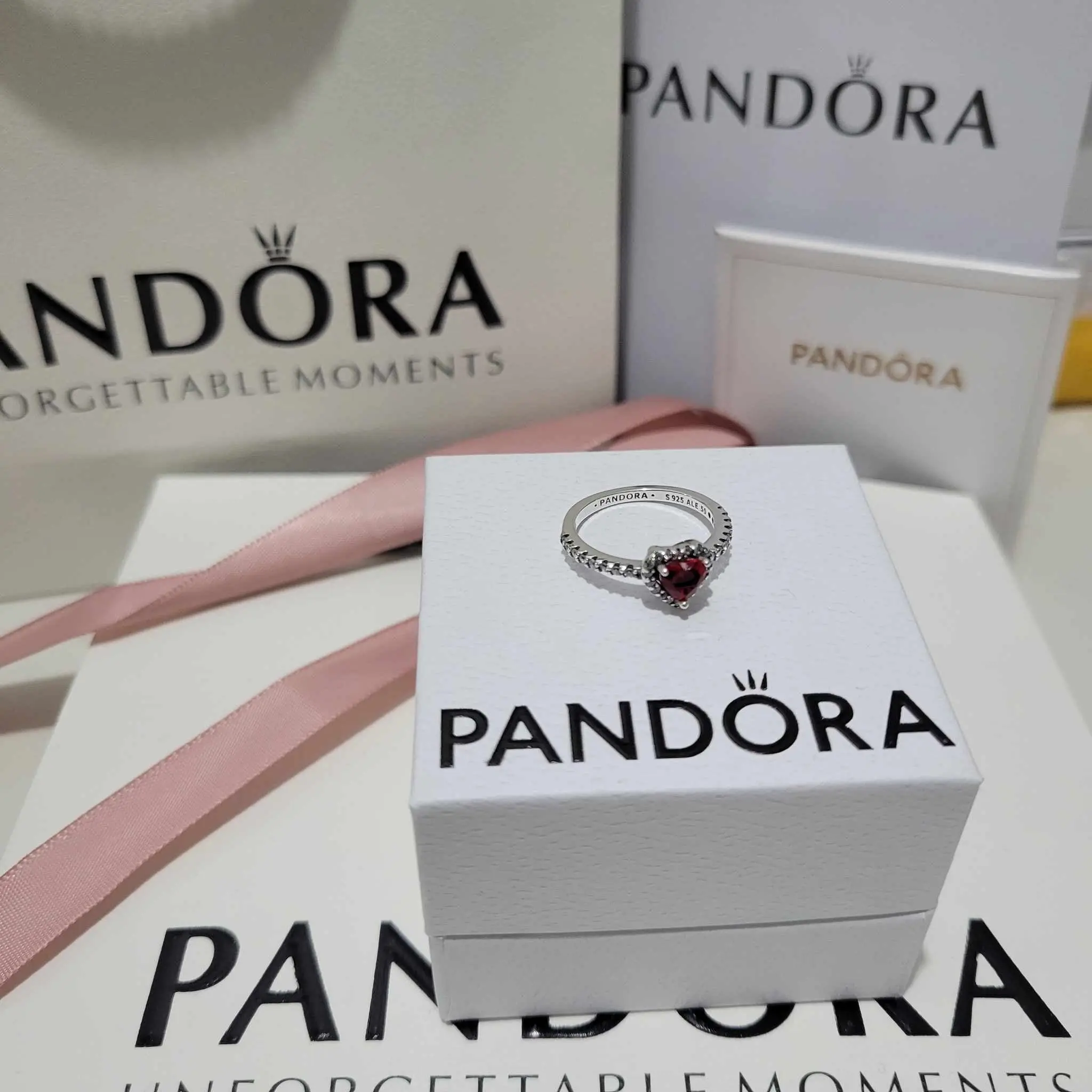 SET CONJUNTO COLLAR + ANILLO + ARETE CORAZÓN ELEVADO ROJO PANDORA - Image 6