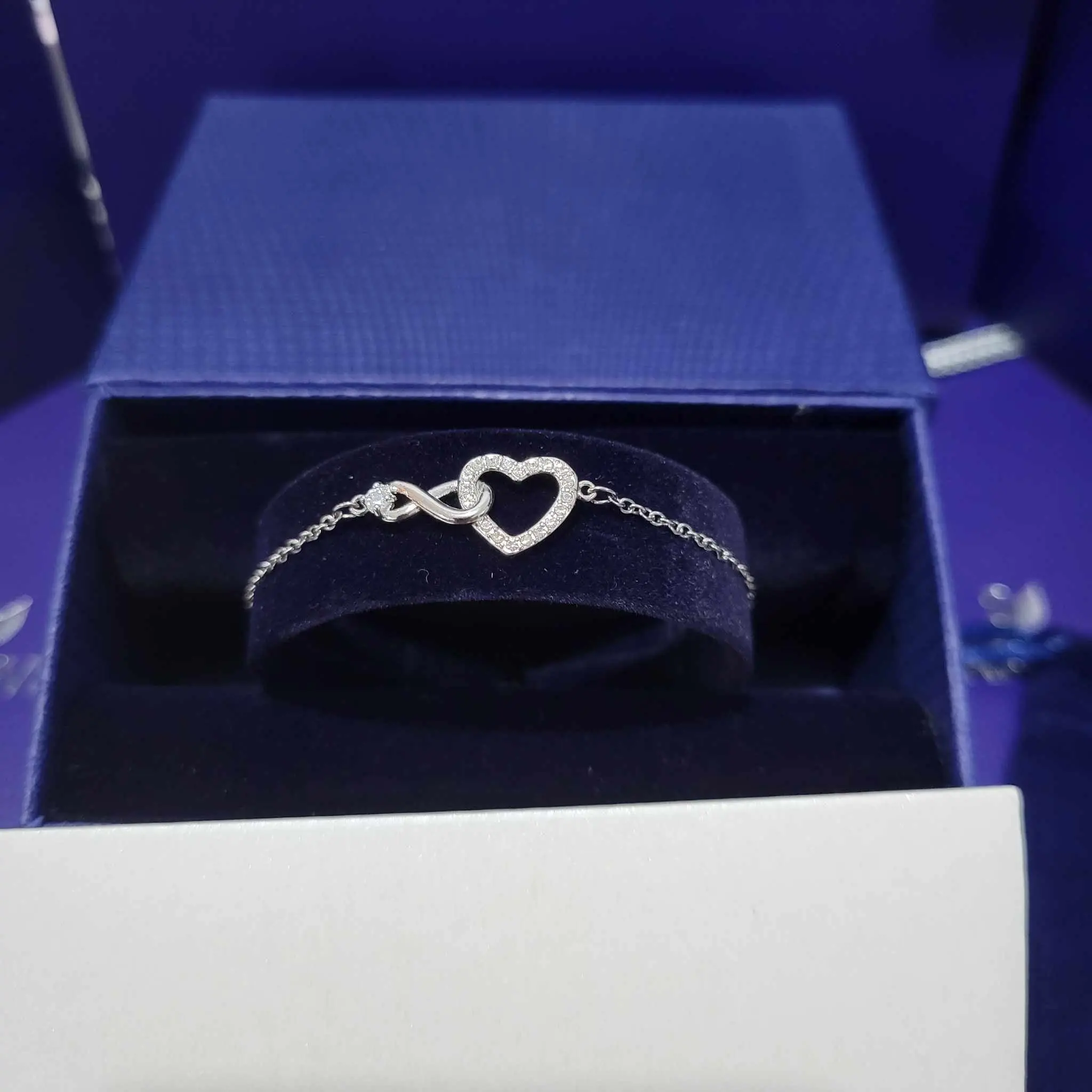 PULSERA SWAROVSKI CORAZON INFINITO PLATEADA + KIT DE REGALO - Image 2