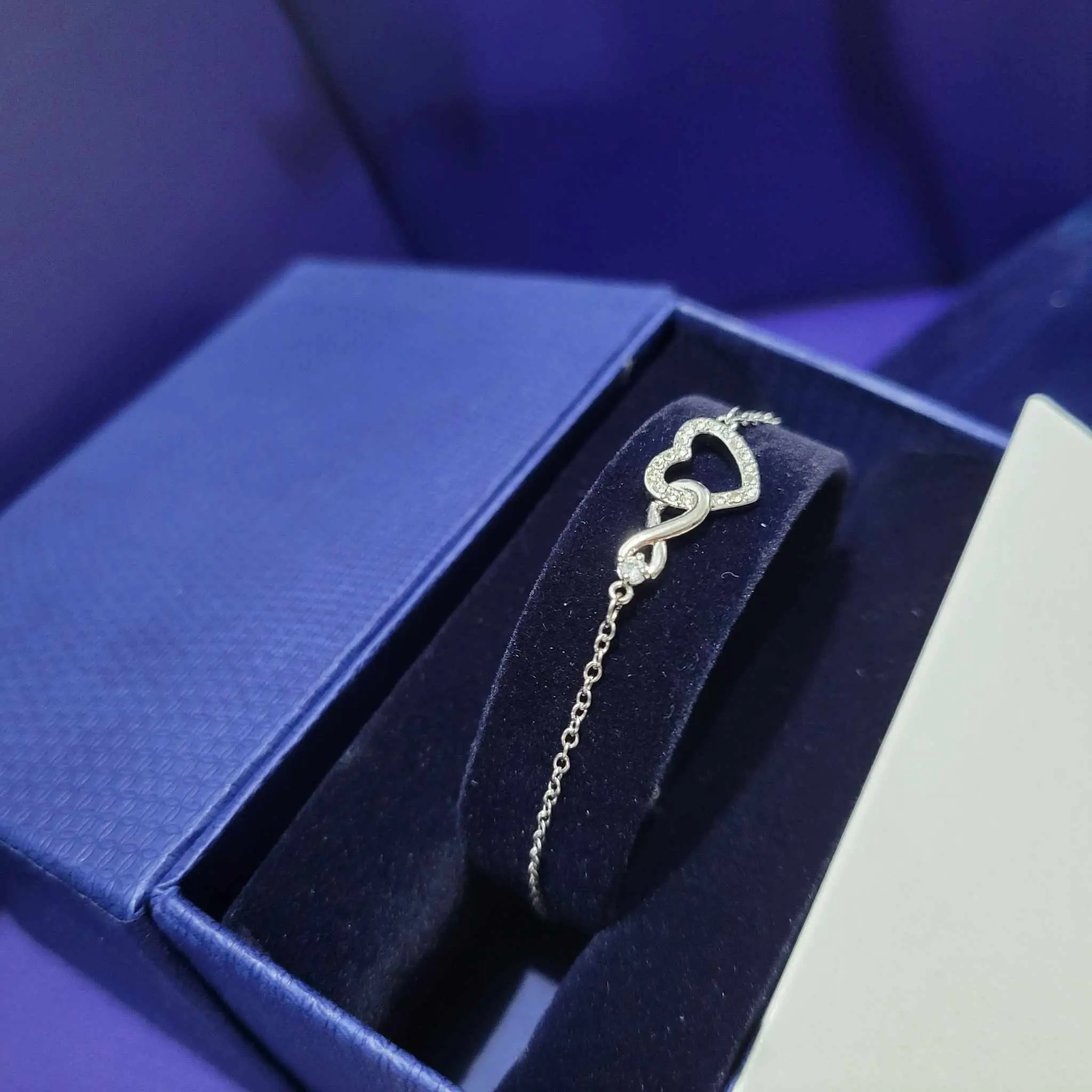 PULSERA SWAROVSKI CORAZON INFINITO PLATEADA + KIT DE REGALO - Image 4