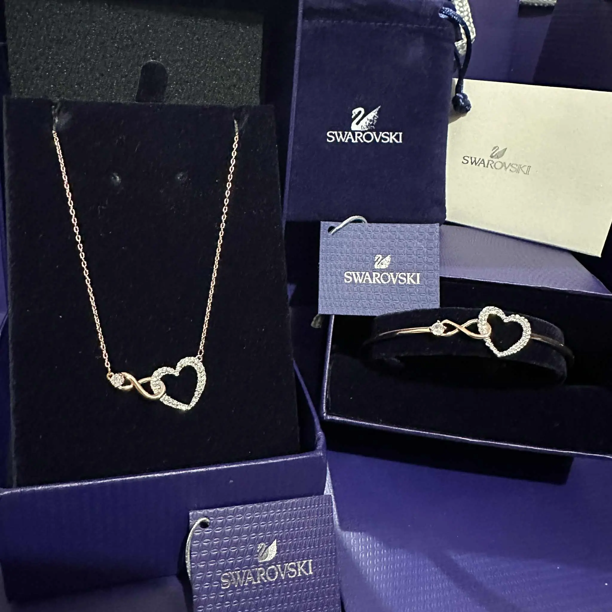 SET CONJUNTO COLLAR Y PULSERA CORAZON INFINITO SWAROVSKI ORO ROSA - Image 2